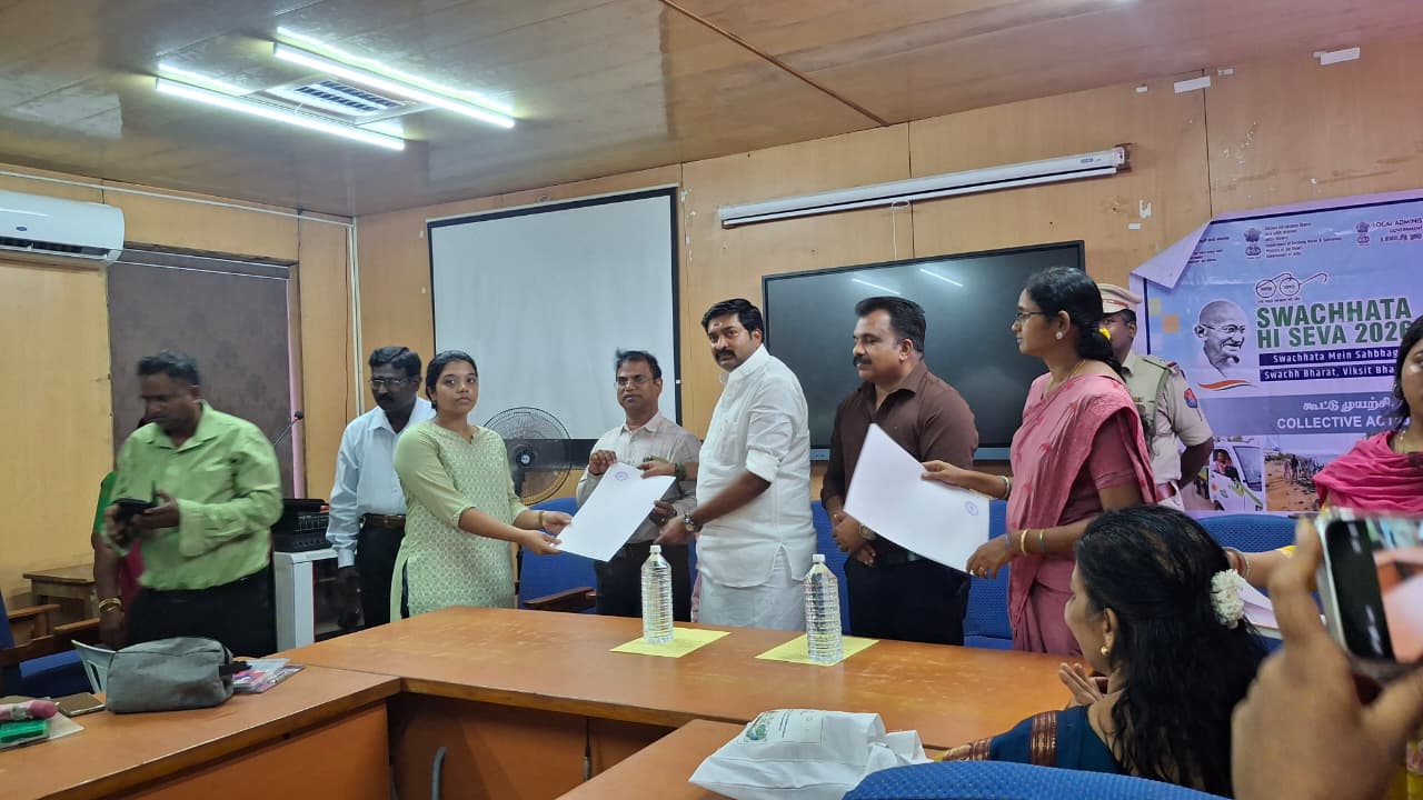 Swachhatha Hi Seva 2026 - Distributing Certificate to Art Competition Participants